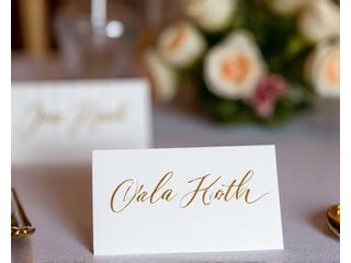 Segnaposti calligrafici su cartoncino elegante per tavolo di nozze